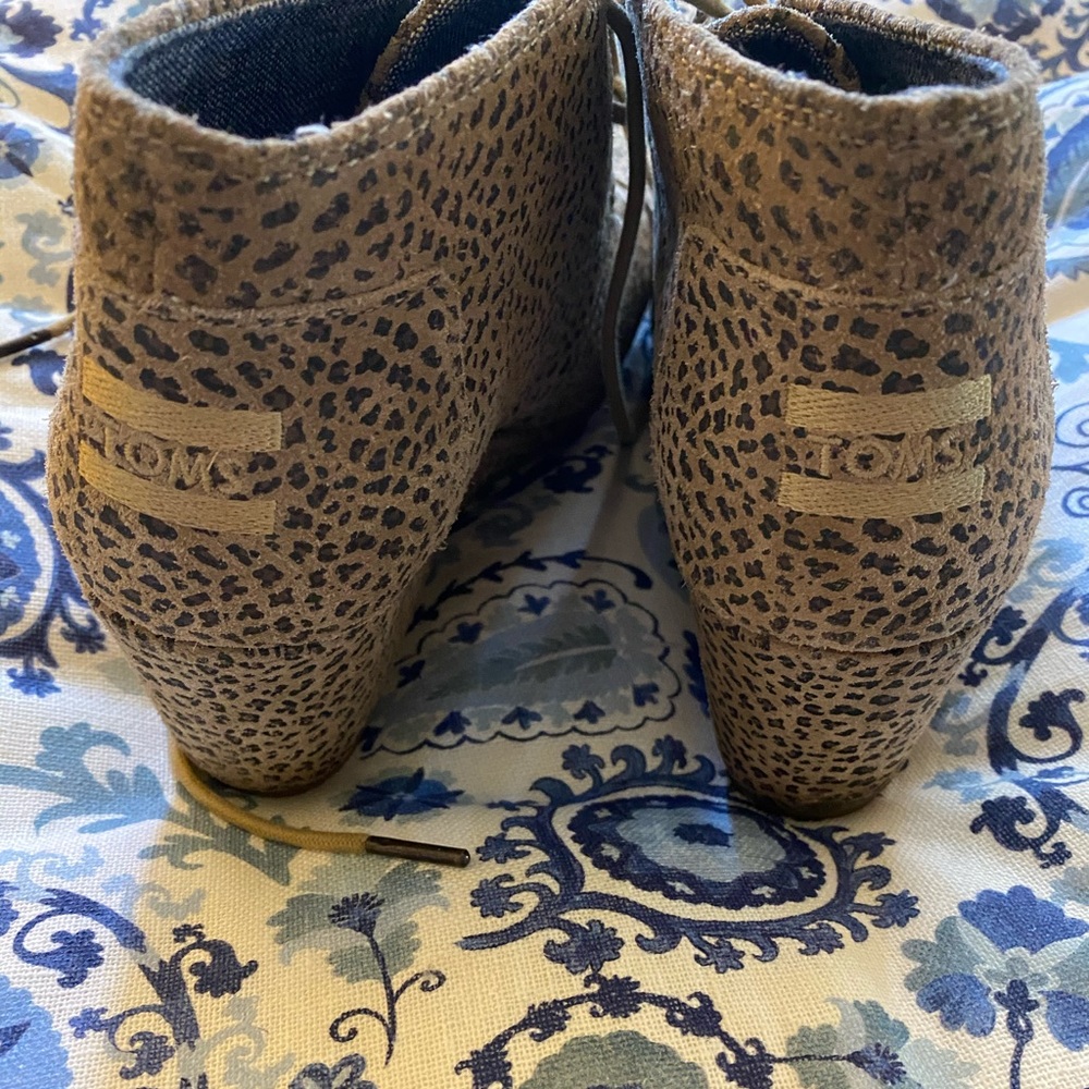 Tom’s leopard wedges